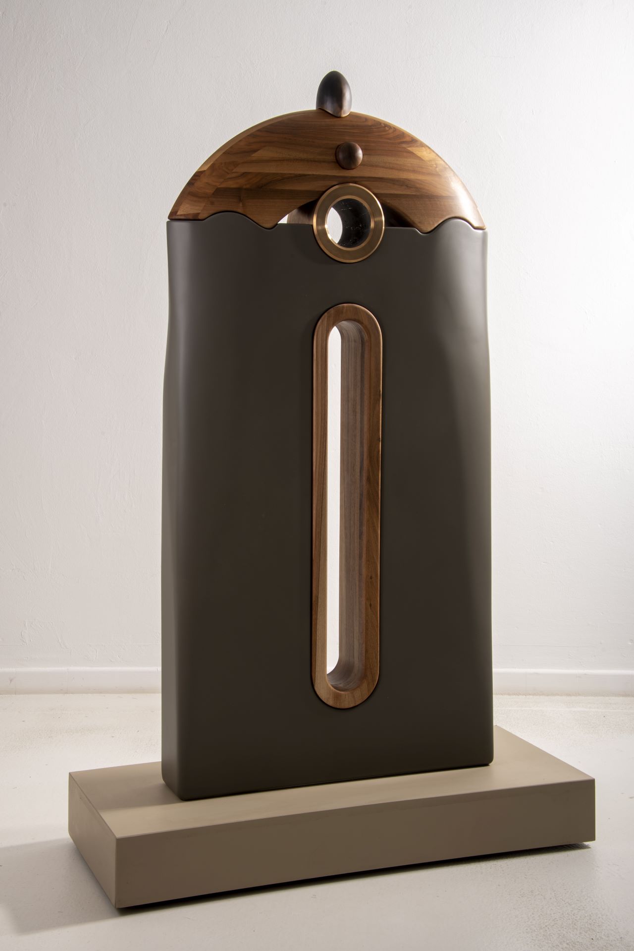 Sentinelle "Le Joug", 2023, walnut, bronze, dark grey lacquered mdf, tourmaline stone , 140 x 70 x15 cm, Portrait photo  : Flavie Hengen