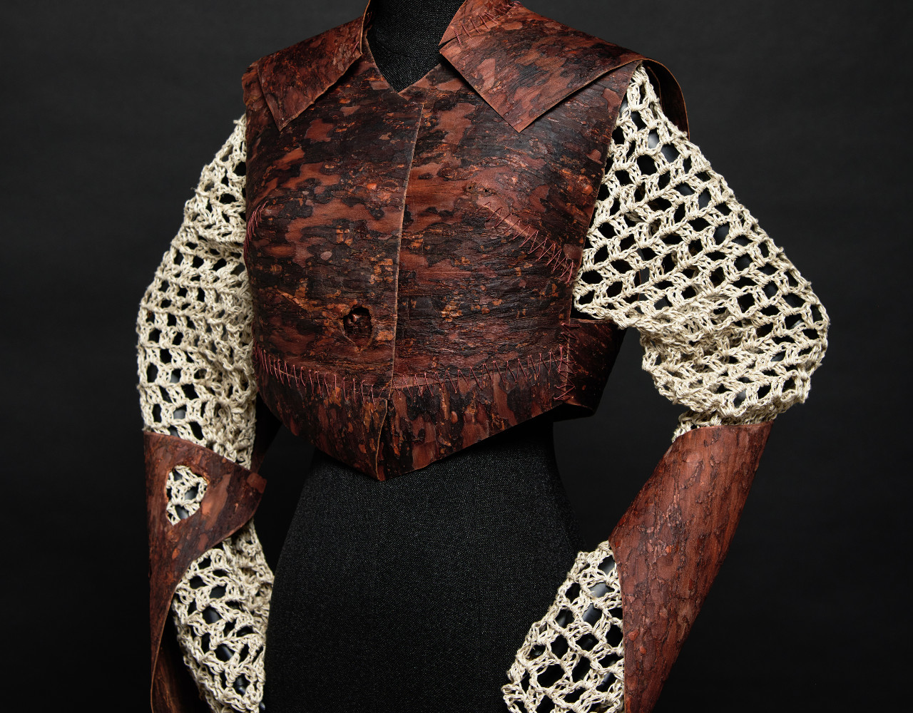 Photo : © Einfühlung Sarl-S
CORTECCIA
2021
Buste en cuir de bois "Pineskin"
Tricot de chanvre en collaboration avec
ForMe design