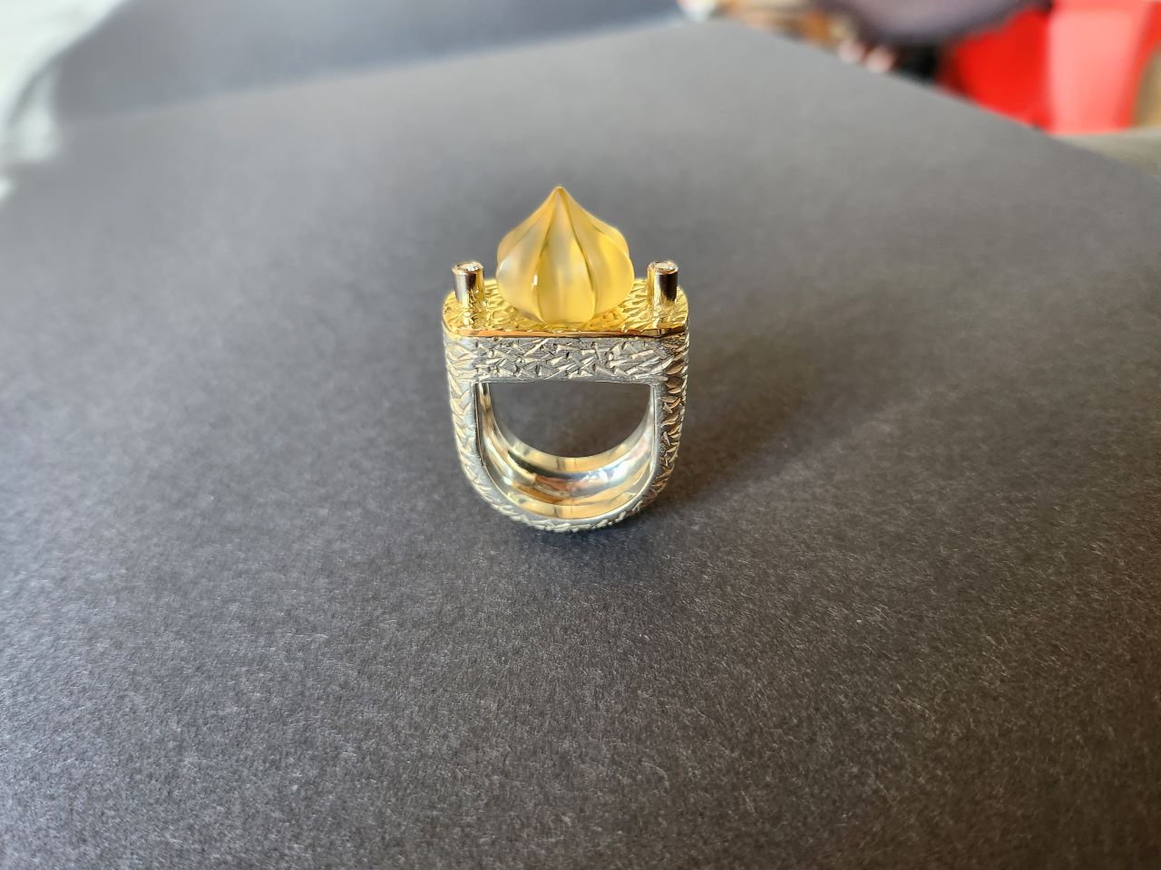 Bague Zwiebelturm, 18ct yellow gold, 18ct white gold palladium
925 silver, 2 brilliants, 1 carved citrine, 2,5 x 4 cm, Portrait photo : Spuerkeess-Flavie Hengen