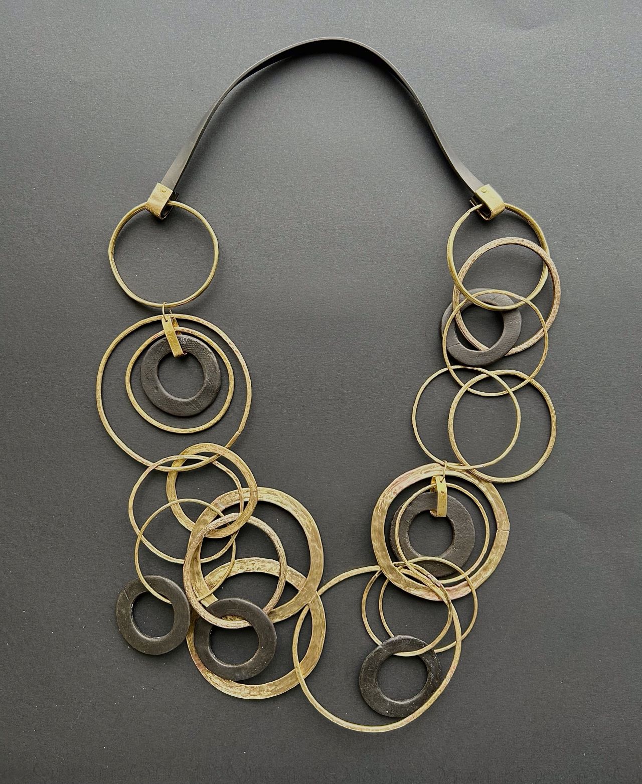 Entrelacé, 2023, Métal, porcelaine et grès, 70cm, Photo oeuvre : Marie Constance Argüello