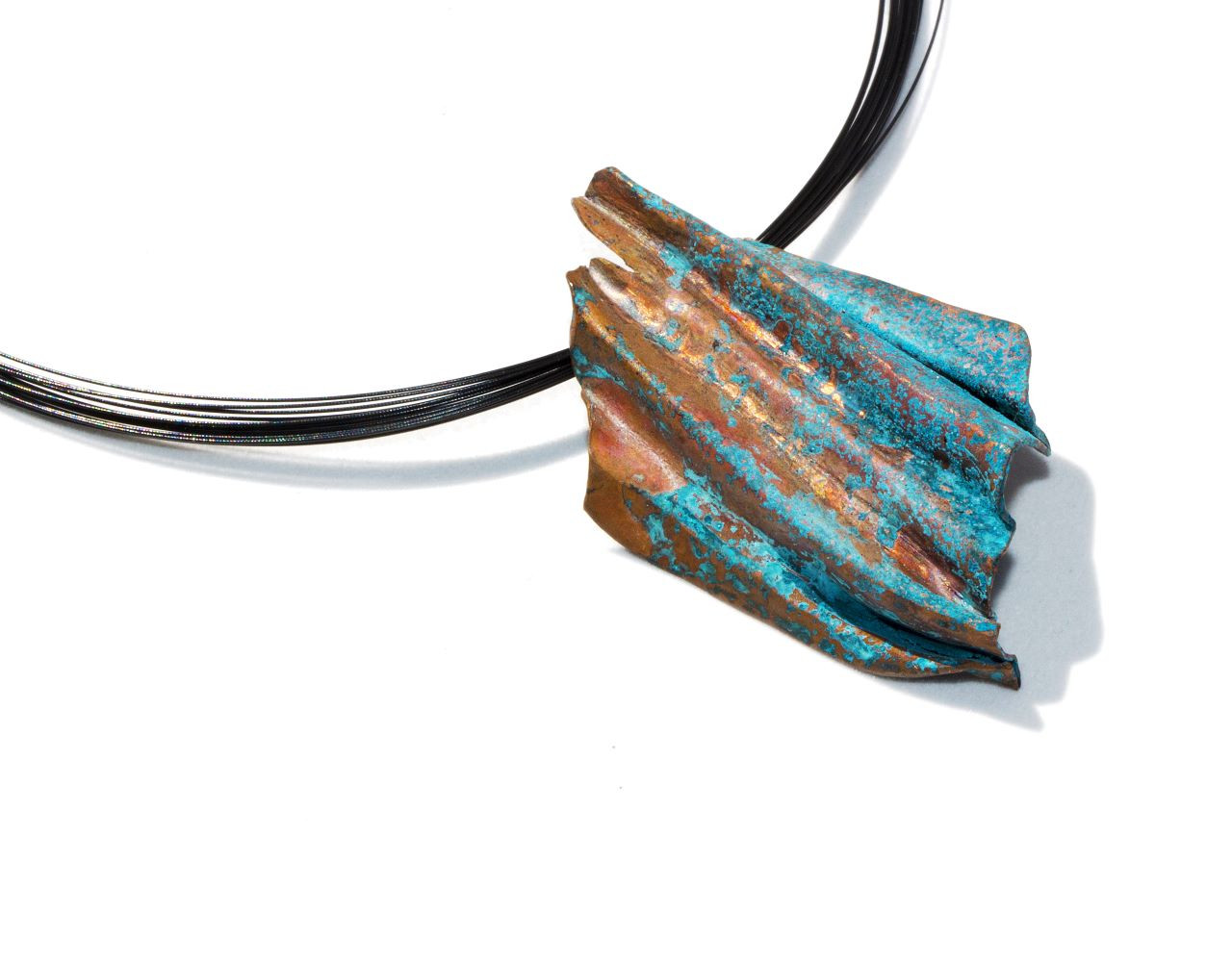 Photo : ©Nancy Fis
VIVO
Pendentif en cuivre forgé à la main
Présentant une oxydation provoqué, sur collier en vinyle 
2020
5,3 x 3,5cm