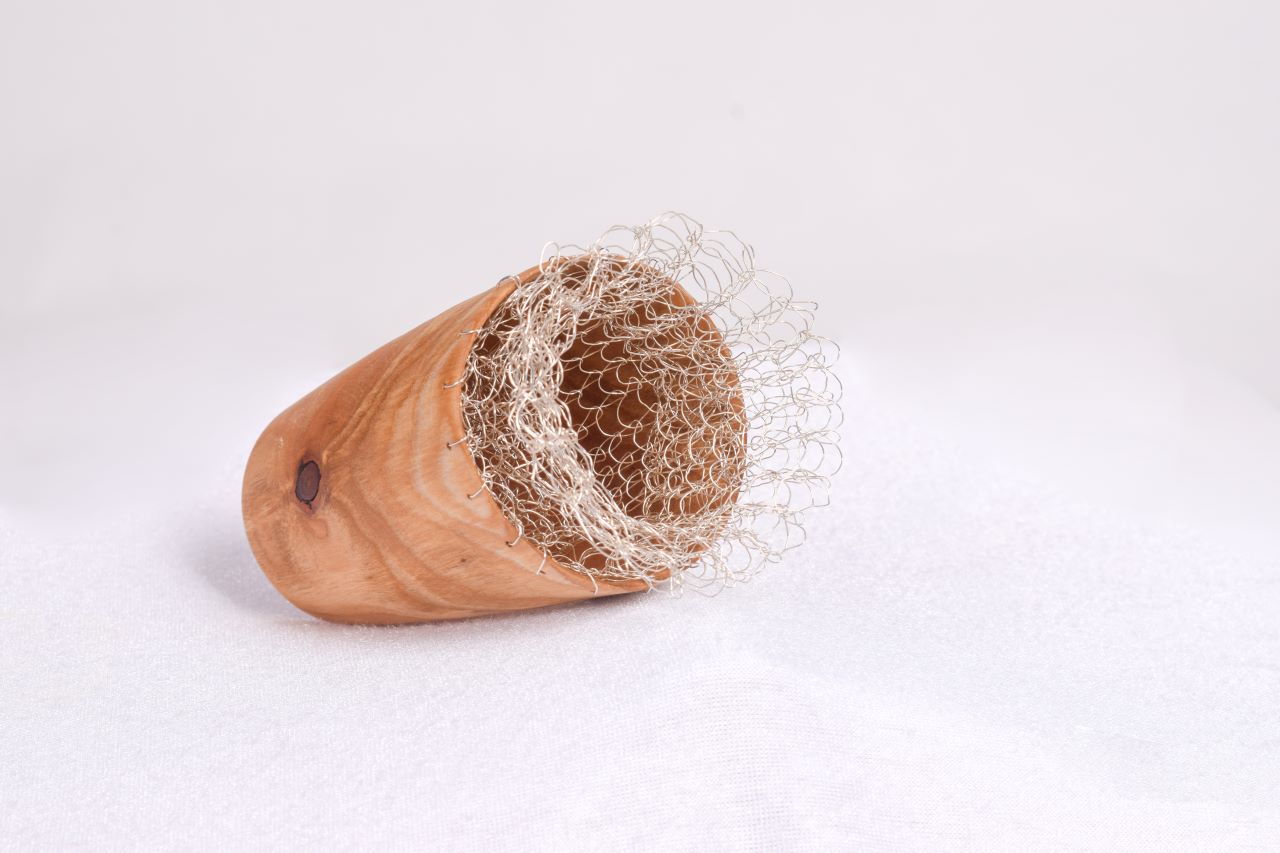 n*ART*ture (de la nature à la parure), 2023, Yew wood with knitted silver thread finish, 13 x 18 cm, Work photo: Studio Foteli, Portrait photo: Flavie Hengen