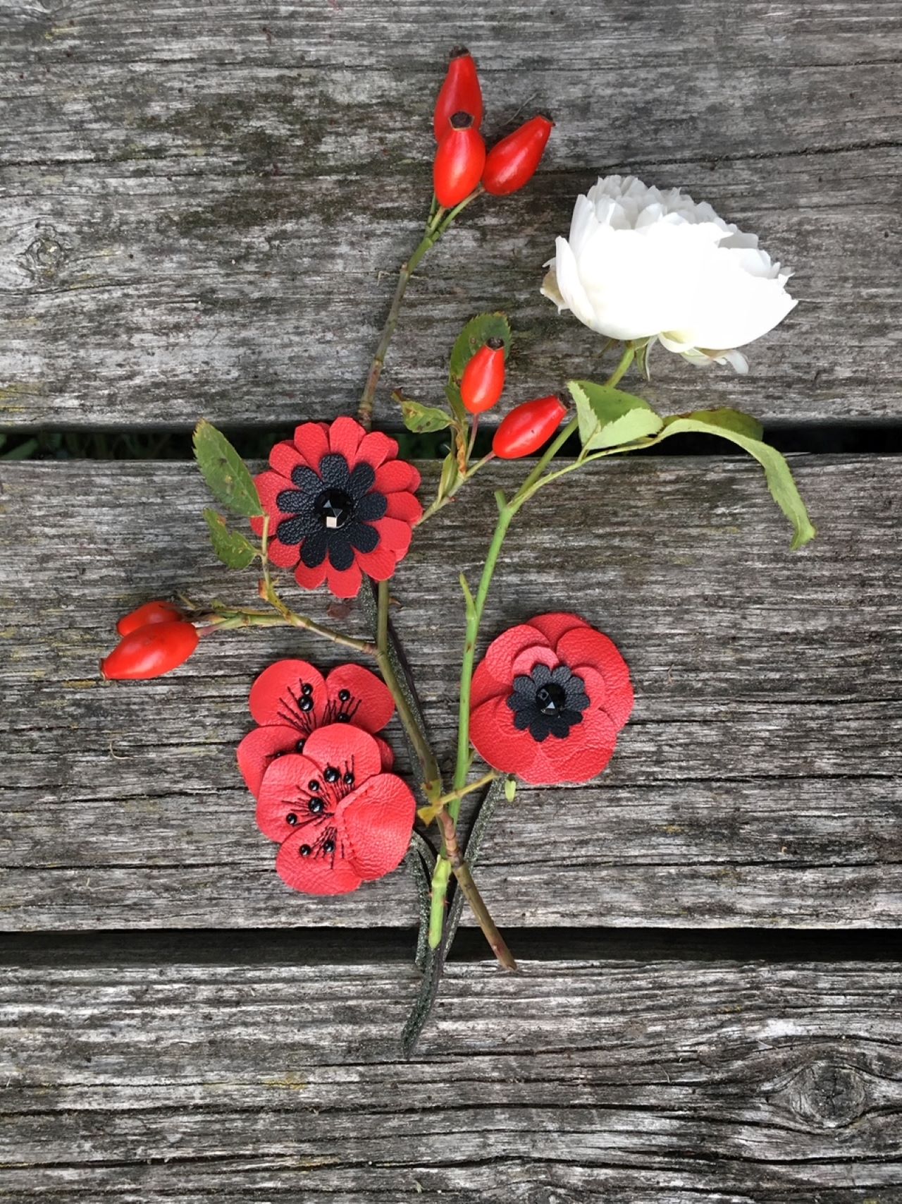 Broche coquelicot, 2023, Cuir et perles swarovski, 4x9cm, Photos : Laurent Daubach