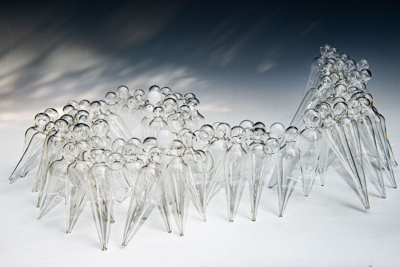 Libre arbitre, 2023, Verre borosilicate soufflé au chalumeau, environ 80cm longeur , ⌀ 5 cm d’une pièce x 15 cm hauteur, environ 100 pièces assemblées, Photo oeuvre : Pierre Peyronnet