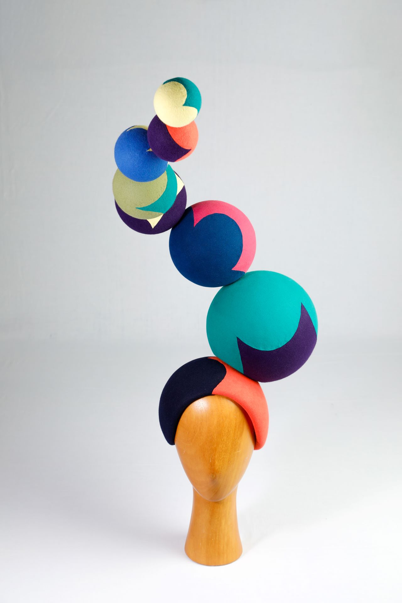 Kugelspiel, 2022, 8 different coloured felt-tips, reps ribbon, thread, 70 x 40 cm, Photos : Nina Kruppert