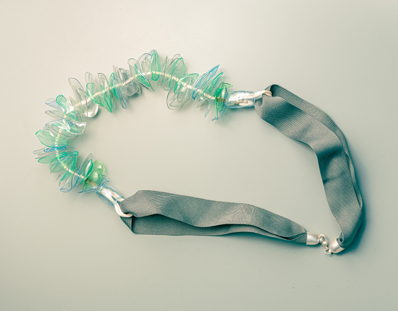 Photo : ©Margo Skwara
BIOTOPIA
2020
Plastique recyclé, argent, tissus
25 cm