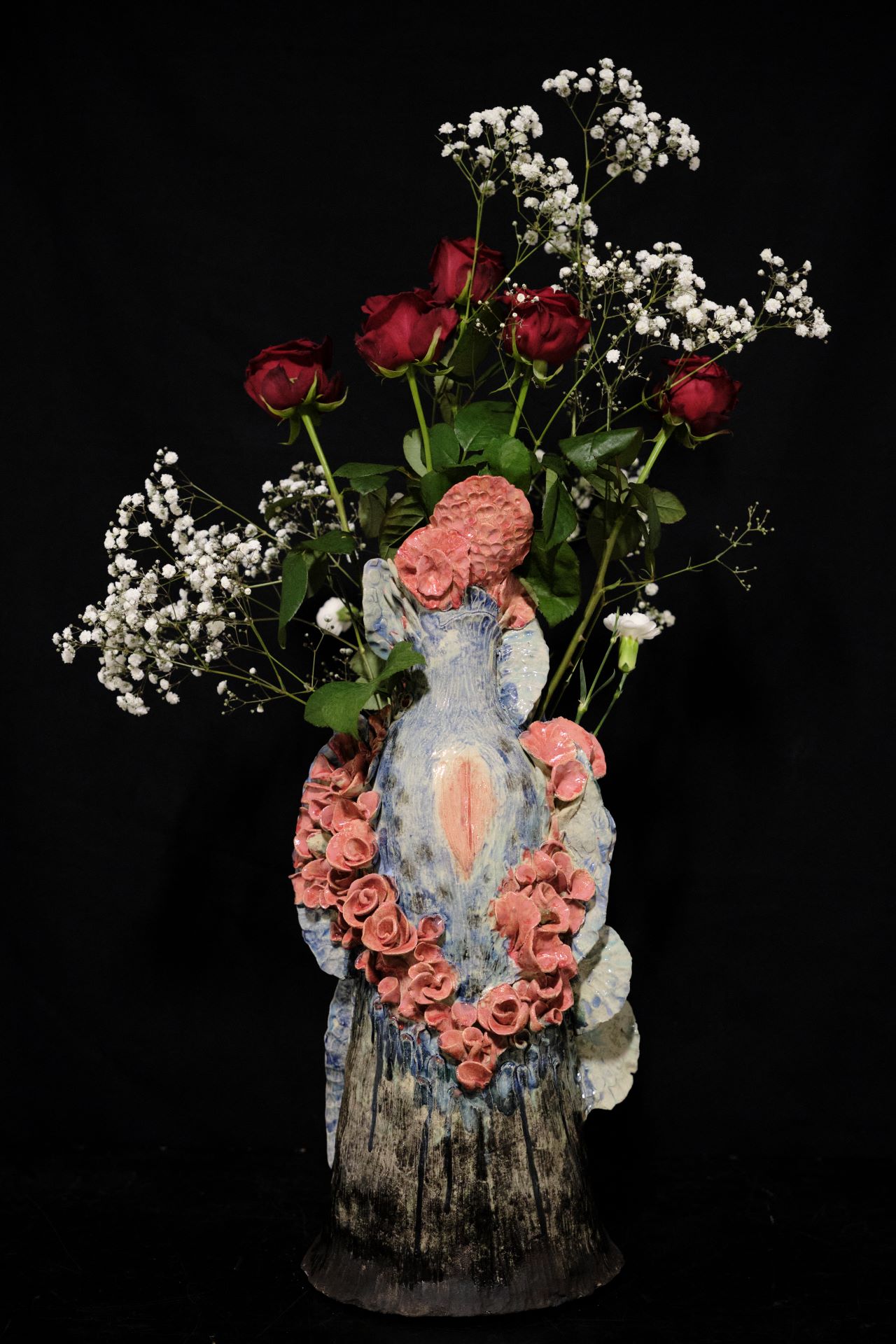 Rousekranzkinnigin, Reine des Roses, glazed ceramic, H 56cm,Work photo : Thierry CLAUDE