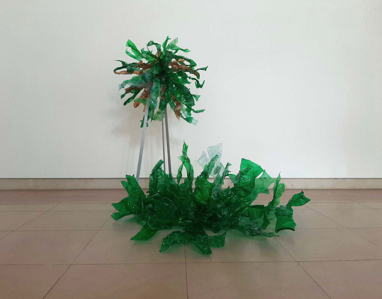Photo : © Charlotte Payet
ALGUE DU SOL & PETITE ALGUE
2021
Plastique fondu 
Bouteilles PET sans consigne et PETG 
46 x 95 x 90 cm
144 x 64 x 60 cm