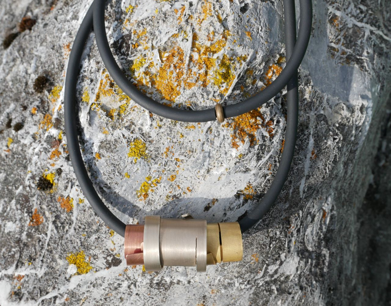Photo : ©Hanna Meyer
Pendentif de 3 pièces encastrées
2018 
Collier en laiton, maillechort, cuivre