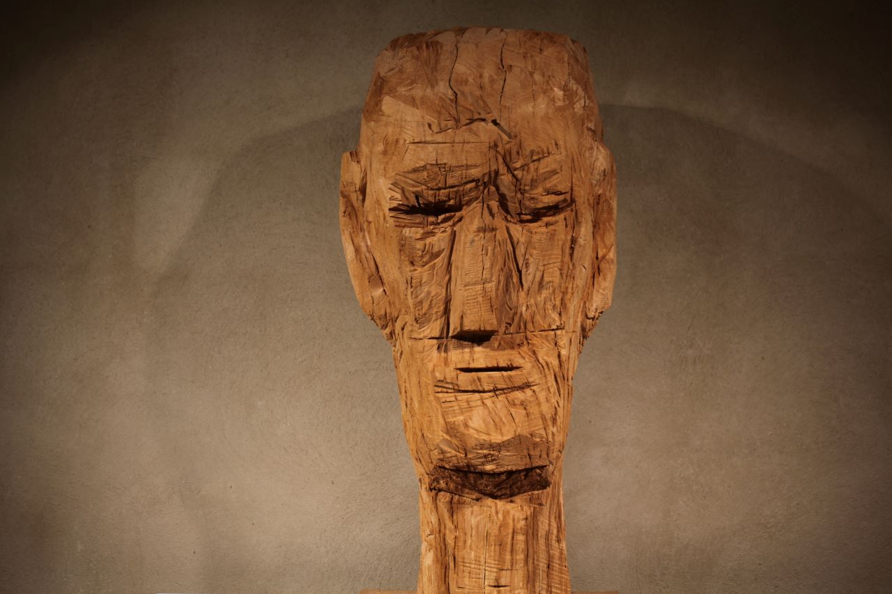 Caractère, 2023, Bois Tilleul - sculpté à la tronçonneuse, hauteur 105cm largeur 45cm