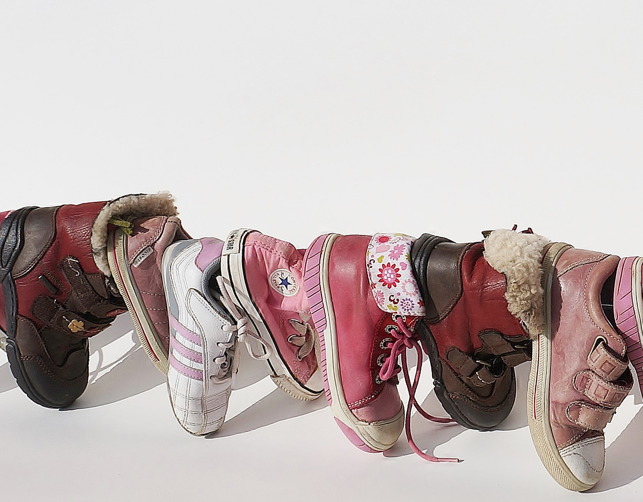 PHOTO: ©Christophe Poissonnier
Le mille-pattes, 2016, vieilles chaussures d‘enfants,
tige métallique et boule de bois, H 30 x L 9 5 x l 2 0 cm,
pièce unique