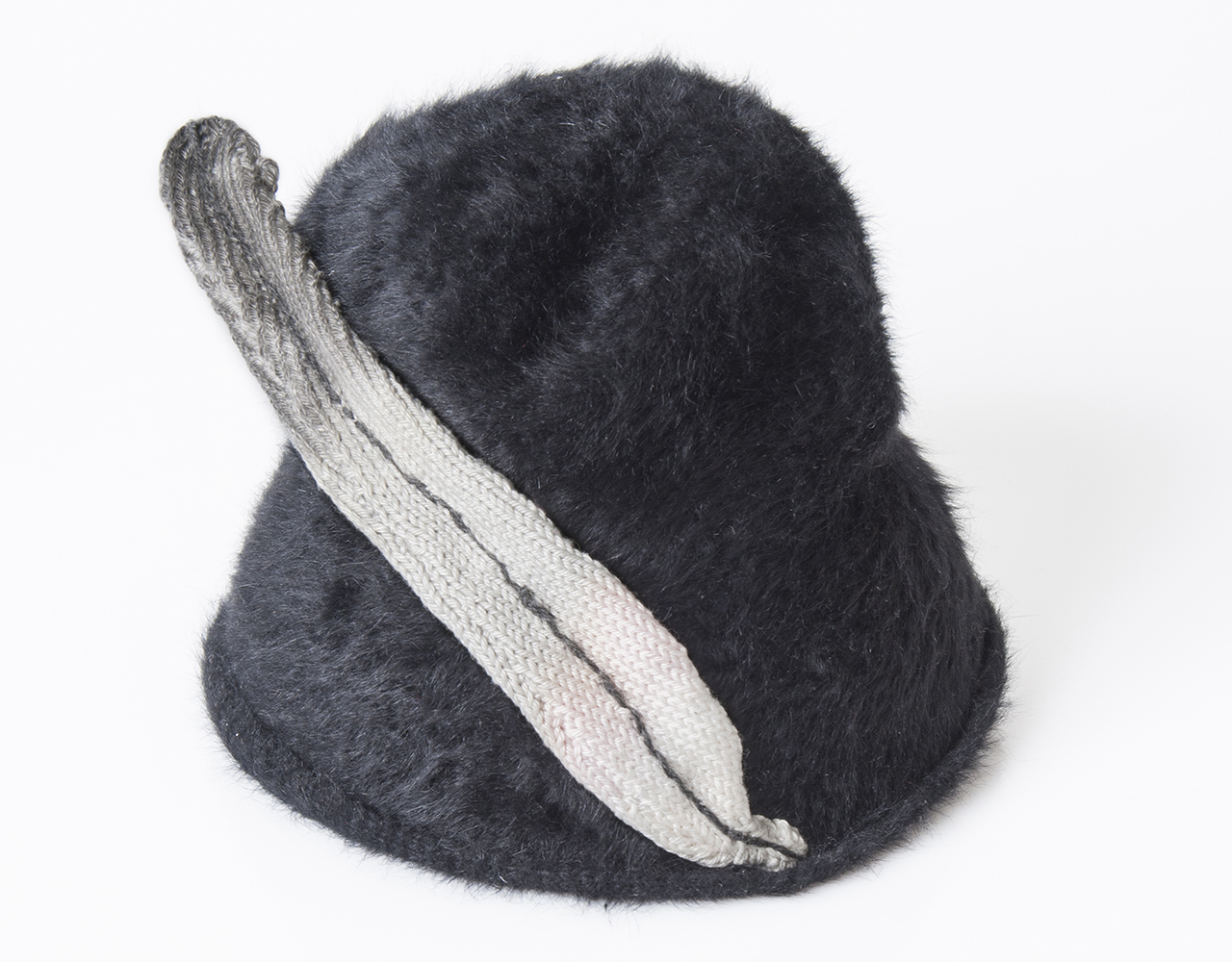 PHOTO: ©BCEE - Flavie Hengen
Feathers, 2014, plumes en textile, tricotés ou
nouées, sur chapeaux contemporains,
30 x 10 x 1 cm, pièce unique