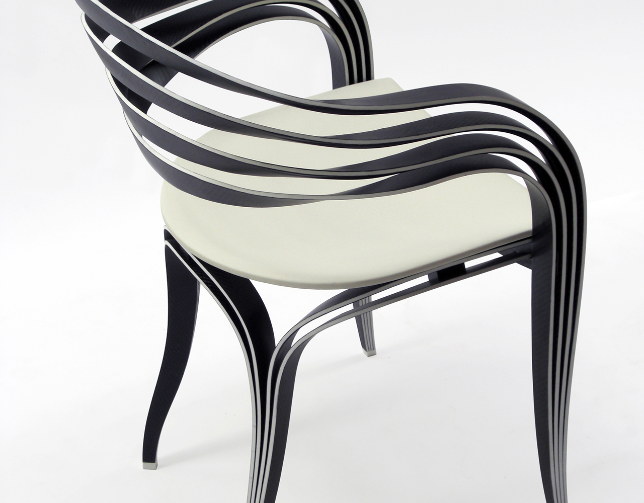 PHOTO: © Pierre Renart
Genèse, Fauteuil en fibre de carbone, assise gainée de tissu,
H 80 x L 54 x l 5 3 cm, série limitée