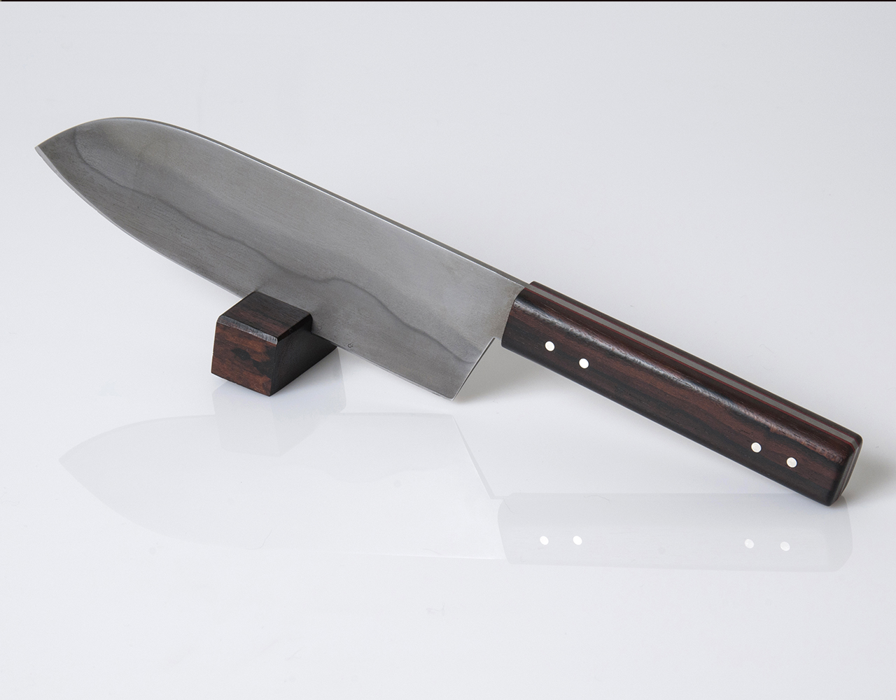 PHOTO: ©BCEE - Flavie Hengen
Model One, 2015, Couteau de cuisine, Lame C100 (1,1274)
en acier au carbone,poignée en bois de palissandre et acier inoxydable,
L 29,5 x P 5 cm, pièce unique