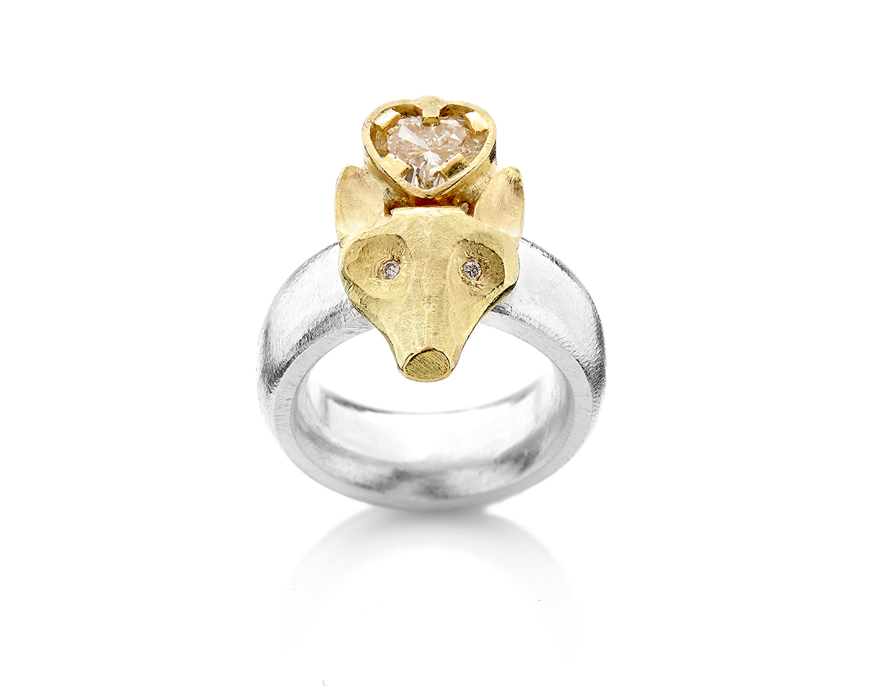 PHOTO: © Iben Kaufmann
Renert, 2015, bague à tête de renard en argent, or 18kt,
diamant en coeur de 1.0ct et deux diamants 0.02ct,
pièce unique