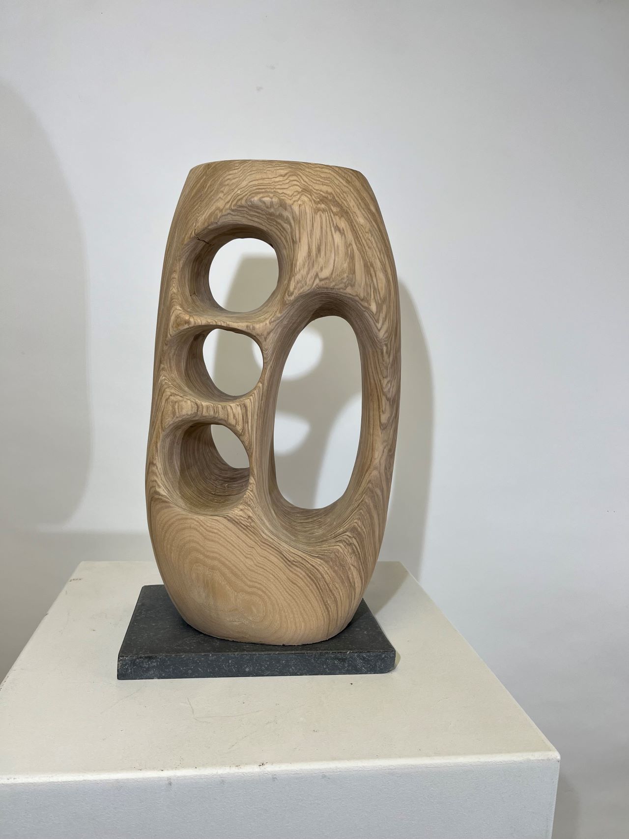 Refuges, 2023, ash wood, H 37 x L 22 x l 12cm, Portrait photo : Manette Maurer