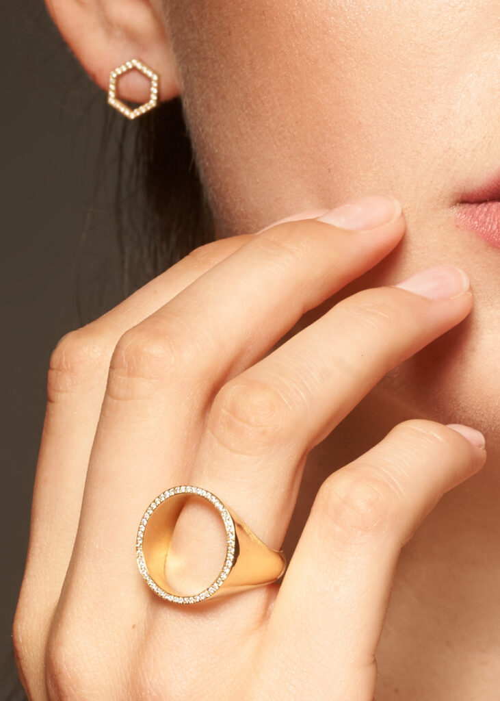 Diamond circle ring ©Claude Piscitelli